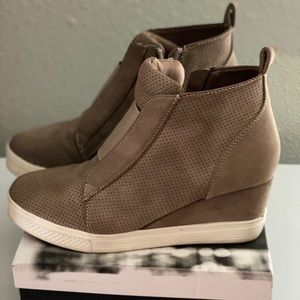 Taupe wedge sneaker